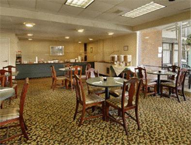 Howard Johnson Inn & Suites Columbus Restoran fotoğraf